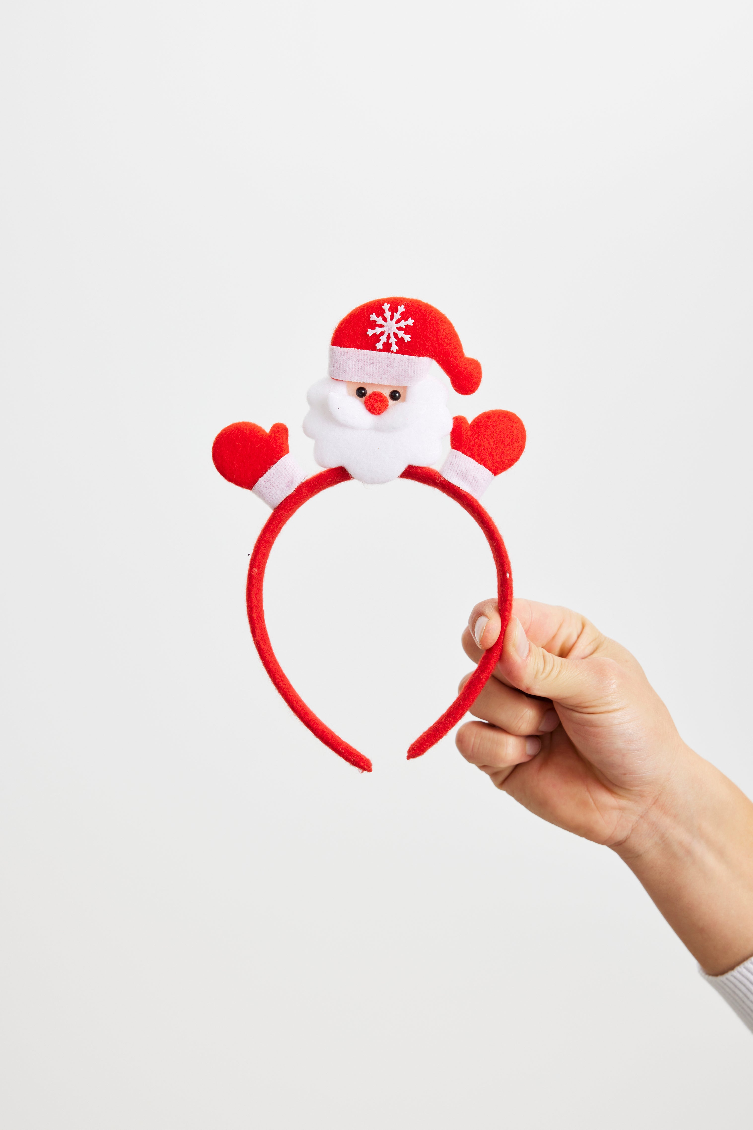 En hårbøjle, der ligner en nisse, der vinker.